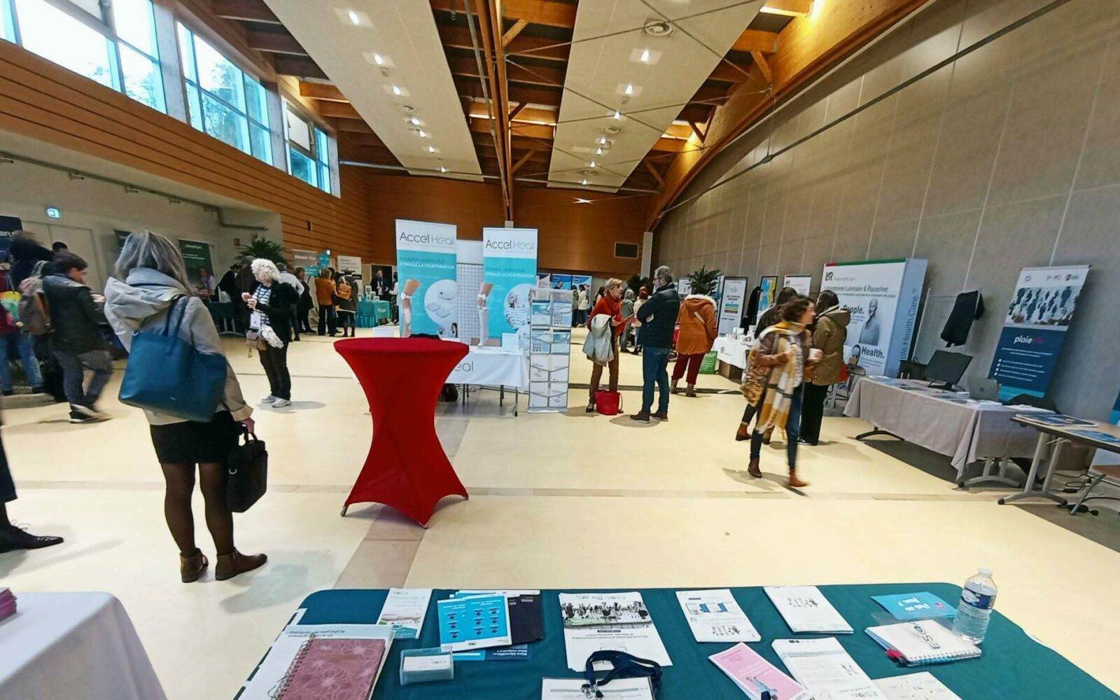 Salle des exposants des Journées Domoplaies