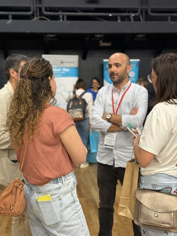 Échange en petit groupe entre professionnels pendant les Journées Domoplaies