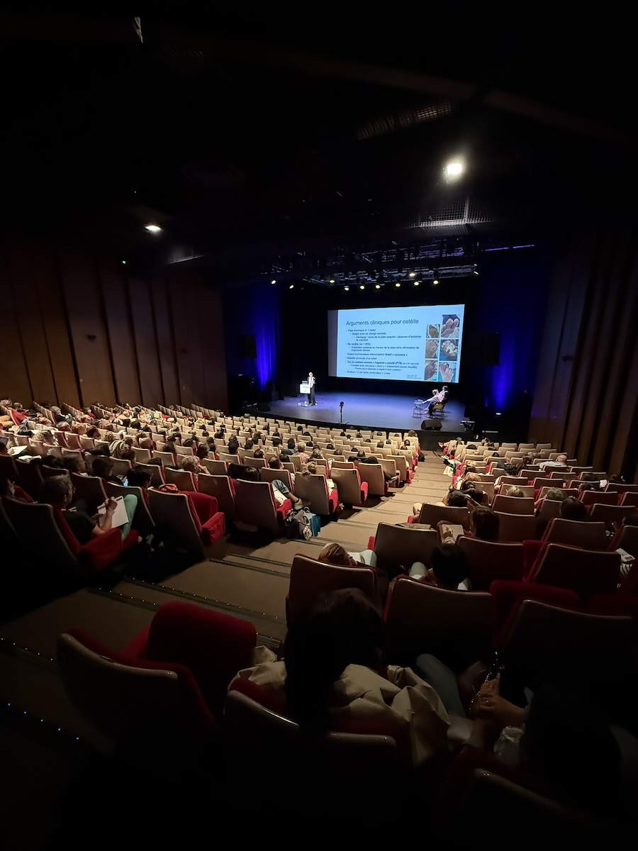 Participants réunis dans l’amphithéâtre de l’Espace Franquin pendant une conférence