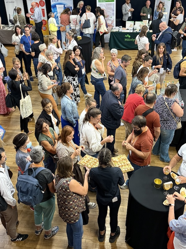 Participants échangeant autour des stands des partenaires aux Journées Domoplaies 2026
