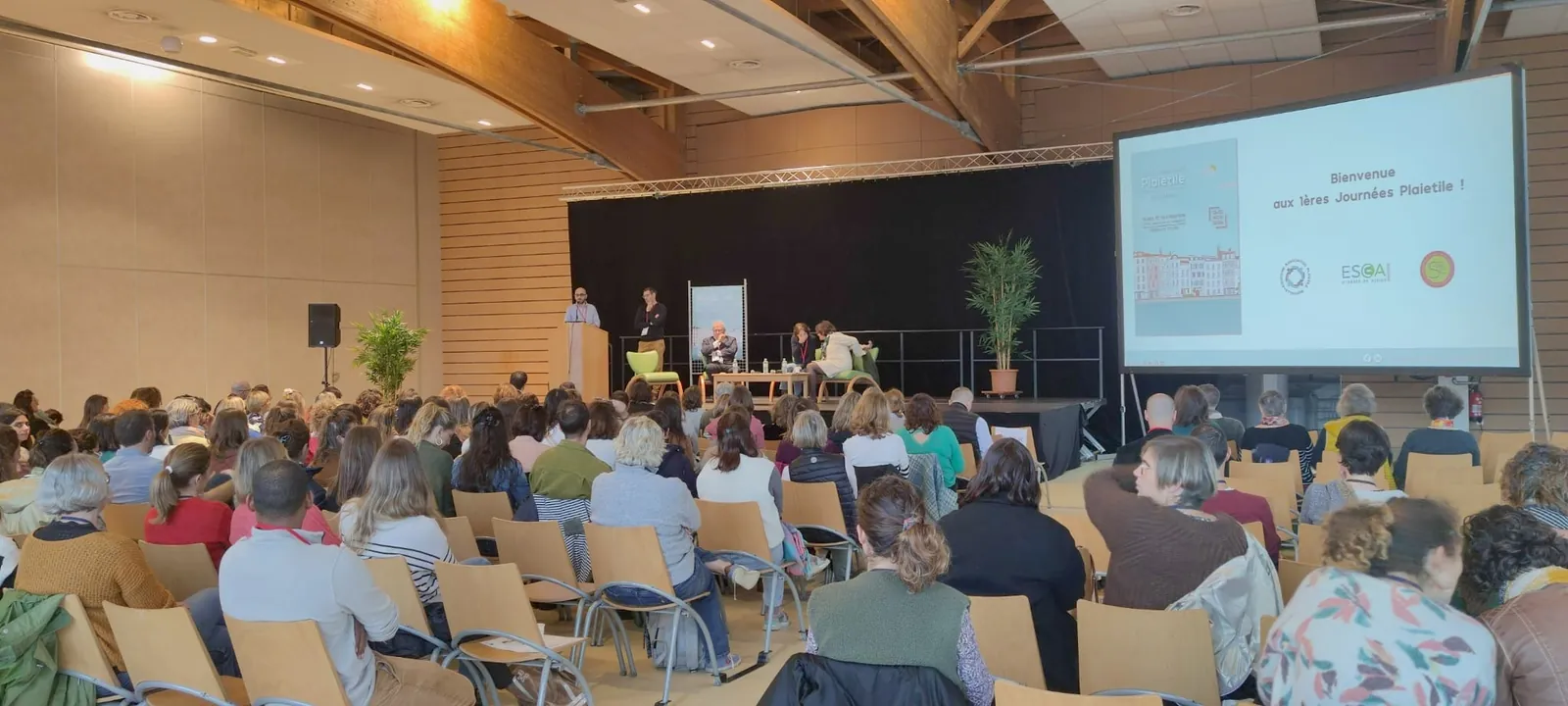 Le public et la scène des Journées Plaietile 2024 à Bayonne
